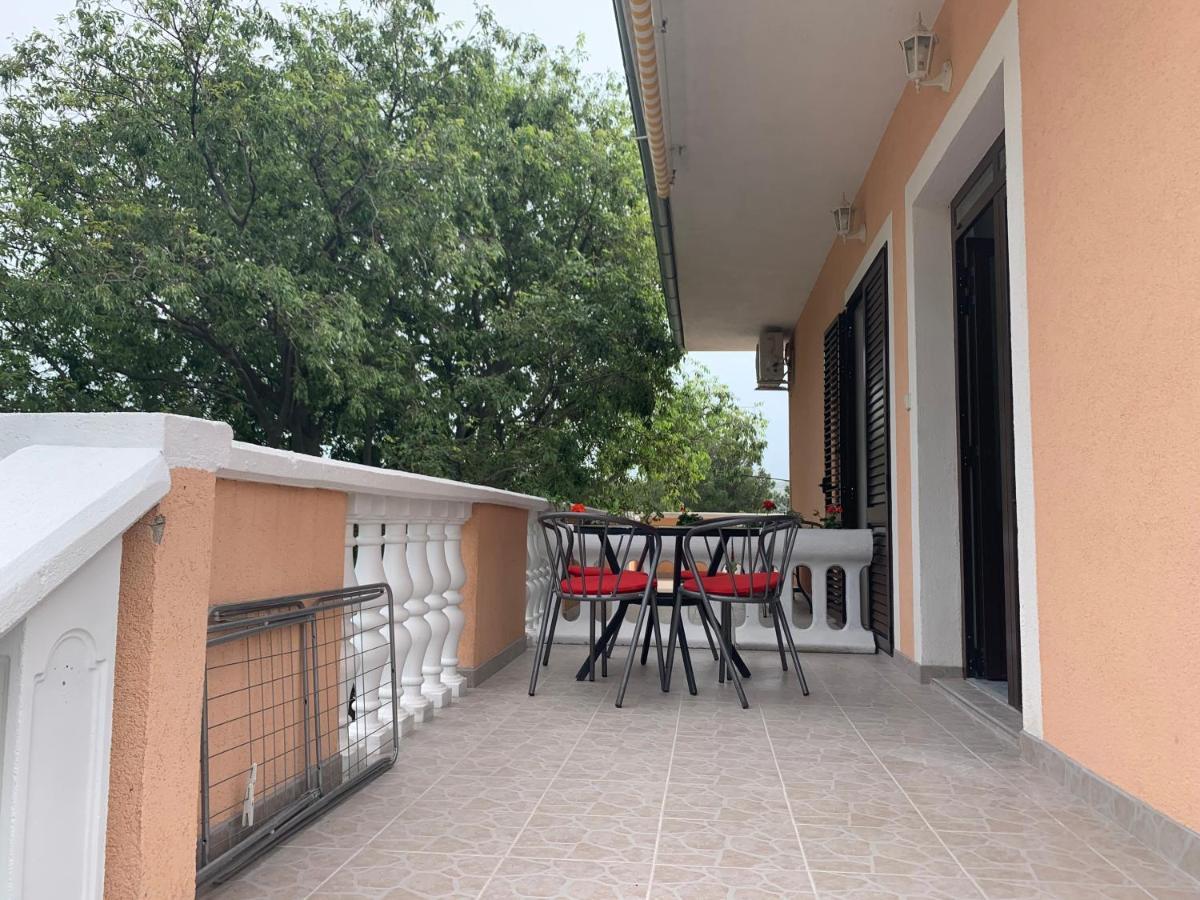 Apartmani Spomenka 塞利讷 外观 照片