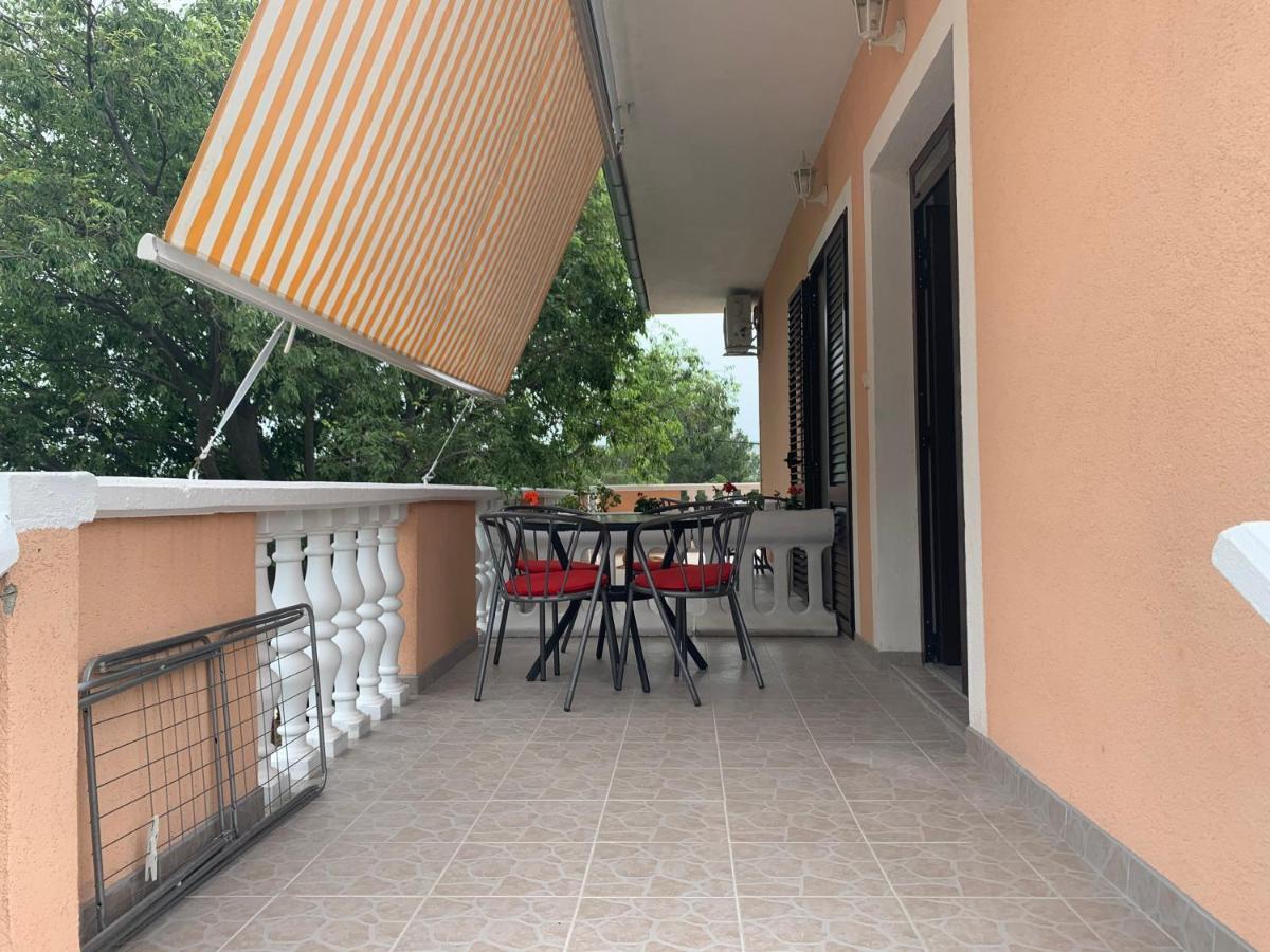 Apartmani Spomenka 塞利讷 外观 照片